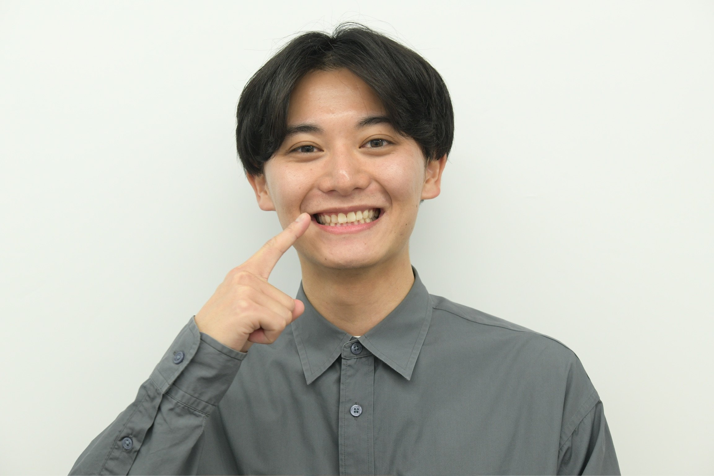 綺麗な歯を見せている男性